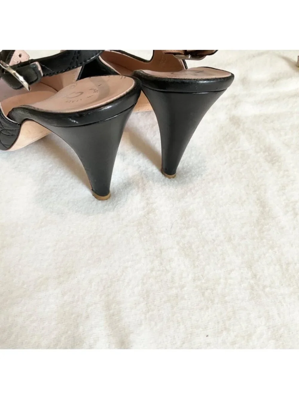Chanel black Camellia logo cc quilted leather pump heels sz37 US6.5 narrow